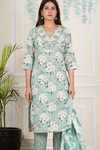 Conjunto de Kurta, Pantalón y Dupatta de Algodón Cambray en Verde con Estampado Floral al por Mayor, Detalles de Espejo y Cuello en V, Corte Regular para Mujer - Product Image 5