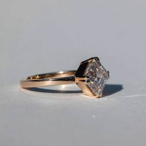 Anillo de Compromiso Solitario con Diamante Cultivado en Laboratorio de Corte Asscher de 2.00 Ct, Anillo de Boda con Diamante CVD de Claridad VS1 para Mujer - Product Image 2