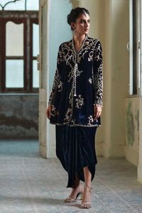ชุดเดรส kurta และ dhoti สีน้ำเงินออกแบบใหม่พร้อมงานเย็บปักถักร้อย zari zardozi ที่สวยงามสำหรับงานเลี้ยงงานแต่งงานใน2024 - Product Image 2