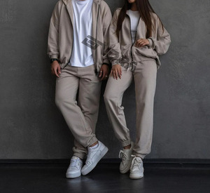 Ensemble de survêtement tendance pour homme avec sweat à capuche et pantalon cargo conçu pour le confort, le style et les activités quotidiennes offrant une sensation de douceur en coton - Product Image 1