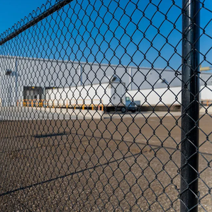 รั้วตาข่ายเหล็กคุณภาพสูงเคลือบพีวีซีชุบสังกะสีแบบจุ่มร้อน ขนาดตามสั่งสำหรับความปลอดภัยภายในบ้าน - Product Image 3