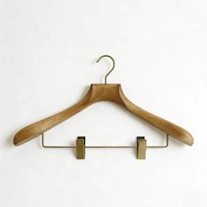 Cintres en <span class=keywords><strong>bois</strong></span> de chêne écologiques haut de gamme avec pinces en bronze antique pour l'affichage de boutiques de luxe - Product Image 1