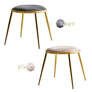 เก้าอี้บาร์หรูหราสำหรับกลางแจ้ง โครงโลหะหุ้มกำมะหยี่สีเทา โครงสีทอง ผ้าคุณภาพดีที่สุด เฟอร์นิเจอร์สไตล์นอร์ดิก - Product Image 1