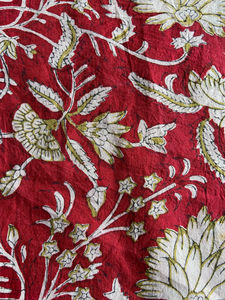 Tela de Algodón Estampada a Mano con Diseño Floral Rojo Intenso, Diseño Botánico Clásico Europeo Vintage - Product Image 3