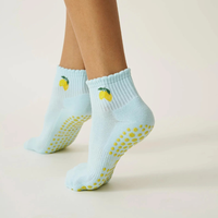 Chaussettes de Pilates pour femmes à motif jacquard de fruits mignons, avec revers décoratifs, mini chaussettes à grip respirantes et durables pour studios de Reformer