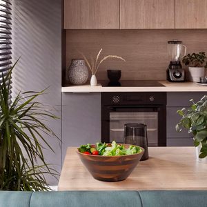 Bol en bois rond décoratif en laiton AK de couleur noyer bol à salade au design unique pour article de cuisine/décor de table - Product Image 1