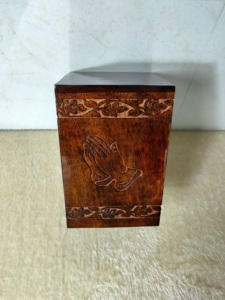 Urne funéraire en bois sculpté pour adulte avec motif mains en prière, couleur marron, style rectangulaire haut, fourniture funéraire - Product Image 4