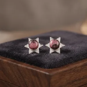 Boucles d'oreilles Niharika Gems, élégantes et tendance, faites à la main, en rhodonite noire, plaquées argent 925, pour femmes. - Product Image 1