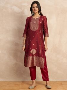 Elegante Conjunto de Kurti y Pantalón de Seda para Fiesta con Cuello con Bordado, Tela de Seda, Dupatta Jacquard Estampada y Pantalón con Encaje - Product Image 4