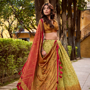 ชุดเลเฮนกาผ้าไหมแบบดั้งเดิมของอินเดีย พร้อมเสื้อและผ้าคลุมไหล่ ลายพิมพ์แฟนซี ผู้ส่งออกและผู้จัดจำหน่ายจากอินเดีย - Product Image 1