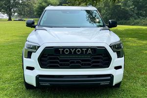 Toyota Sequoia TRD Pro 2023 Usada en Excelentes Condiciones, Motor V6 Twin-Turbo, Tracción en las Cuatro Ruedas, Interior Rojo Cockpit, Sin Modificaciones - Product Image 1