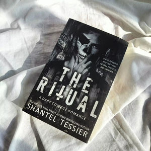 พิธีกรรม (ปกอ่อน) ผลงานชิ้นเอกของกระดูกสันหลังเย็นของสยองขวัญและการอยู่รอด (อุปทานขายส่ง) - Product Image 1