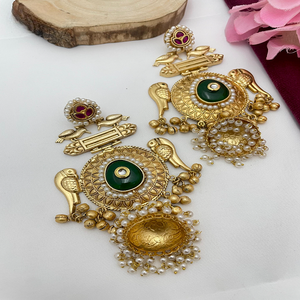 Pendientes de latón de estilo tradicional Amrapali para mujer, Pendientes colgantes étnicos de acabado antiguo inspirados en la joyería de la herencia india - Product Image 1