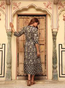 Robe Bohème Brenna Coupe Trapèze Longueur Mollet Imprimée à la Main en Coton Pur Noir Crème Mode Éthique - Product Image 5