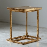 Table d'appoint moderne luxueuse avec dessus en métal véritable au design doré Base sculpturale unique Finition miroir pour le stockage