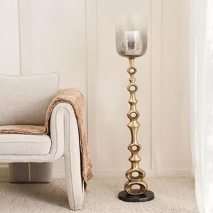 Porte-bougie unique en métal et en verre, accent décoratif moderne pour centre de table et intérieurs élégants - Product Image 3