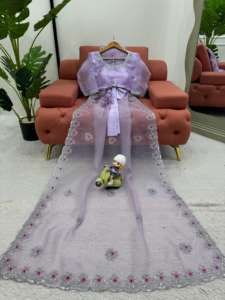 Hermoso Sari de diseñador con trabajo de hilo y secuencia y blusa - Product Image 3