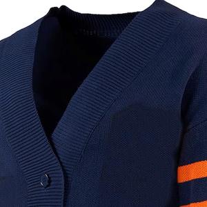 Suéter Casual Azul de Punto con Logotipos Universitarios Bordados Personalizados para Estudiantes, Suéter de Manga Larga con Cuello en V para Otoño/Invierno - Product Image 2