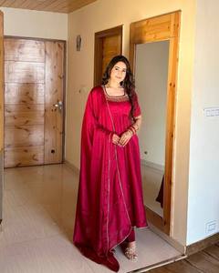 ชุดกาวน์หนาพร้อมการปักที่สวยงามชุดผ้าไหมแท้สำหรับถักลายดอกไม้ - Product Image 1