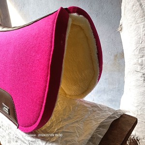Indian Manufacturer's High Quality 1\" Roundskirt Wool Hot Pink <b>Felt</b> Western Saddle <b>Pad</b> Custom Logo Option Genuine Leather - Product Image 3