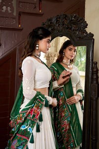 Magnifique Lehenga Choli en Georgette avec travail de miroir en papier de Lucknow de couleur blanche - Product Image 3