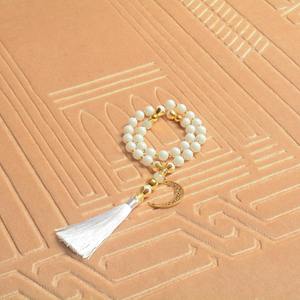 Alfombra de Oración Islámica de Alta Calidad, 100% Poliéster, Diseño Étnico de Terciopelo, Personalizable para Mujeres y Hombres, para Todas las Temporadas - Product Image 3