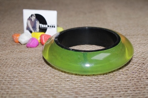 Brazalete de moda de resina con forma de círculo verde Premium para mujer Estilo tradicional con diseño brillante - Product Image 3