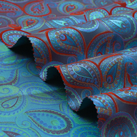 Yili Dynamique et Tendance Vague Tricolore Fleur De Cajou Motif Paisley Avec Fond Bleu Profond, Tissu De Vêtements Vibrant
