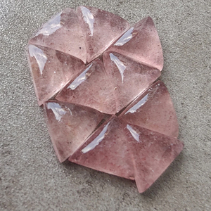 Venta al por mayor AAA calidad Natural fresa cuarzo cabujón parte posterior plana triángulo forma rosa piedras preciosas disponibles todos los tamaños piedra suelta - Product Image 5