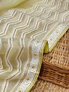 Sari en organza de qualité supérieure, collection de créateurs, imprimé numérique, bordures élégantes, séchage rapide, pièce de chemisier pour femmes, fête de mariage, Saurya - Product Image 3