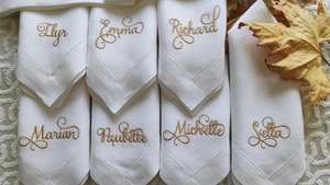 Servilleta de té Hemstitch, servilletas de cena de lino con monograma personalizado para mesa de comedor blanca fina para boda bordada a mano - Product Image 1