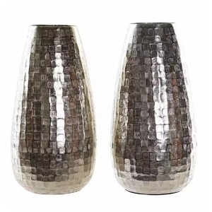 Vase à fleurs en aluminium argenté fabriqué à la main Accent décoratif unique pour les mariages, les festivals et les intérieurs modernes - Product Image 1