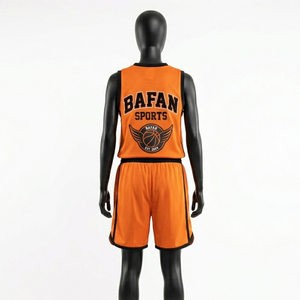 Ensemble maillot et short de basketball en maille polyester premium, orange avec empiècements latéraux noirs, logo personnalisé en twill, pour femmes - Product Image 4