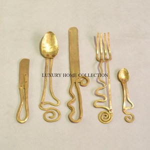 Ensemble de couverts en métal classique au design lisse, fabriqué en acier inoxydable, parfait pour les dîners formels et les repas décontractés - Product Image 1