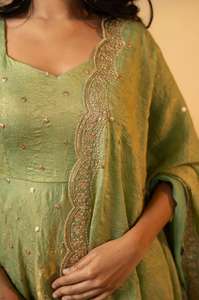 Traje Royal Chinnon Anarkali con bordado pesado Perfecto para celebraciones nupciales, mehendi y festivas - Product Image 5