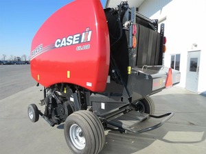 Presse à balles ronde Case IH RB455 2023, taille de balles de 4x5 pieds, configurable pour foin, ensilage, alimentateur rotatif, design à profil bas, économique. - Product Image 6