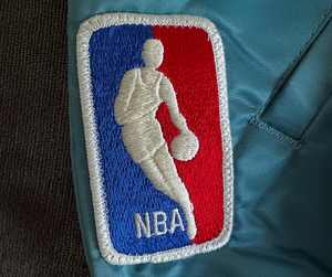 Veste universitaire en satin lourd de luxe, broderie personnalisée en chenille, veste bomber streetwear pour hommes, veste de baseball en gros - Product Image 4