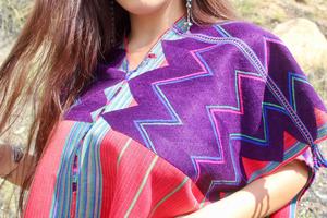 Huipil guatémaltèque des années 1970 fait à la main et brodé à la main Absolument magnifique Art populaire à ses meilleurs côtés ouverts en coton tissé à la main - Product Image 4