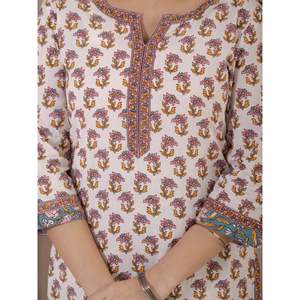 Conjunto de Kurta y Pantalón de Algodón con Estampado a Mano en Blanco y Rosa para Primavera - Product Image 2