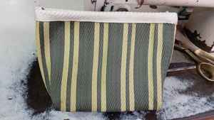 Bolso de mano de mujer de rayas multicolores ecológico fabricado en India estuche tejido de nailon de plástico reciclado con cremallera de moda - Product Image 2