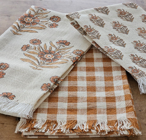 Serviettes en coton rustiques à motifs floraux orange et à carreaux avec une élégante bordure à franges. Disponible à prix de gros. - Product Image 1
