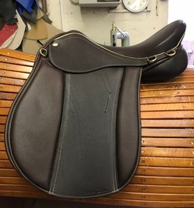 Selle en cuir de qualité supérieure à usage général pour l'équitation avec siège profond confortable et design équilibré pour l'équitation à plat et le saut d'obstacles - Product Image 2