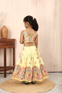 ชุดเลเฮนกาโชลีสำหรับเด็กผู้หญิงสไตล์ชาติพันธุ์ ลายพิมพ์ดิจิทัลลายป่าสีเหลือง ยาวกรอมพื้น สำหรับงานปาร์ตี้ งานฉลองเทศกาลดีวาลีและอีด - Product Image 2