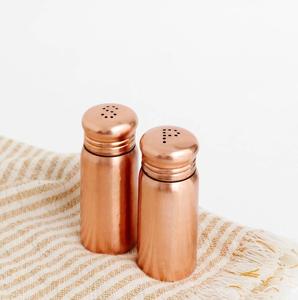 Juego de sal y pimienta de metal de aspecto vintage con construcción hecha a mano, perfecto para encimeras de cocina rústicas y mesas de comedor - Product Image 6