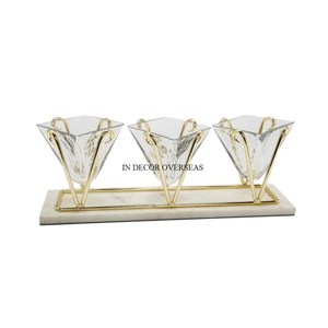 Bol en acrylique décoratif moderne et créatif à texture unique avec support en métal plaqué or et base en forme de rectangle en marbre blanc - Product Image 1