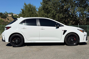 Toyota GR Corolla Core Coupé Turbo R18 AWD 2024 d'occasion, faible kilométrage, intérieur cuir, toit ouvrant panoramique, boîte automatique, conduite à gauche, essence - Product Image 2