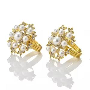 Anneaux de serviette en alliage plaqué or avec perle blanche, boucles de serviette pour accessoires de table de fête de mariage - Product Image 1