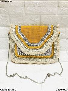 Bolso de mano de diseñador artesanal con bordado de piedras y cuentas bohemias Banjara para damas que mezclan la tradición con el estilo - Product Image 4