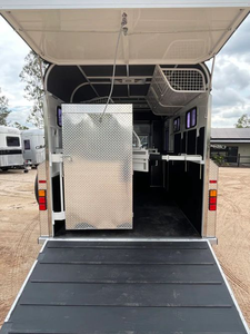รถพ่วงม้าราคาประหยัด ยูโร-ฟลอต 2HAL-L860 SN รุ่นเพรสทีจ ซีรีส์ ดีลักซ์ แบบบรรทุกม้า 2 ตัว แบบขนส่งมุมเอียง - Product Image 3