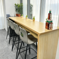 Table de bar moderne en bois avec tabourets, comptoir de bar haut, îlot de cuisine pour bureau ou salle de pause